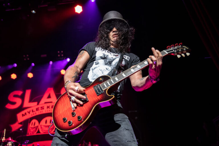 Photo de Slash, guitariste de Guns 'n roses, en train de performer sur scène
